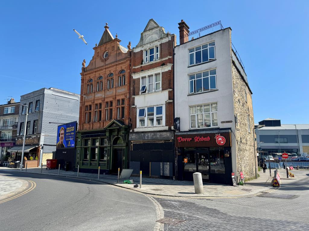 Lot: 30 - FREEHOLD COMMERCIAL AND RESIDENTIAL INVESTMENT WITH RE-DEVELOPMENT POTENTIAL - Front of building